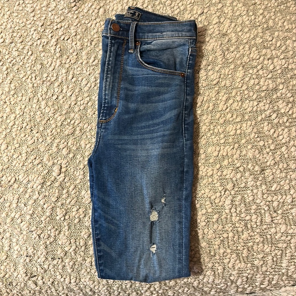 Abercrombie & Fitch Distressed Skinny